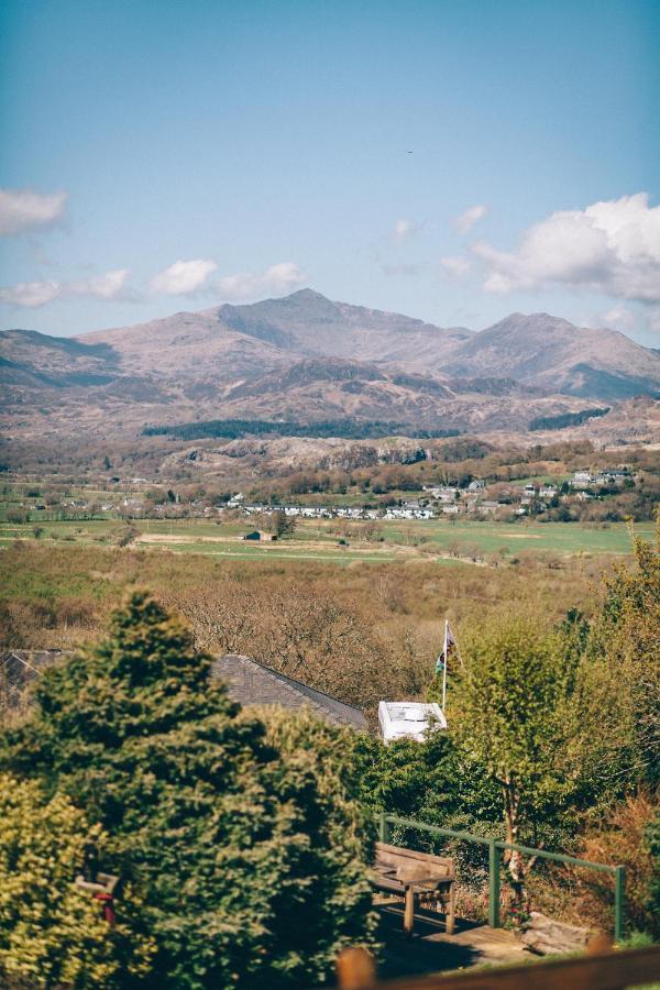 Ferlas Bed And Breakfast Penrhyndeudreath Bagian luar foto