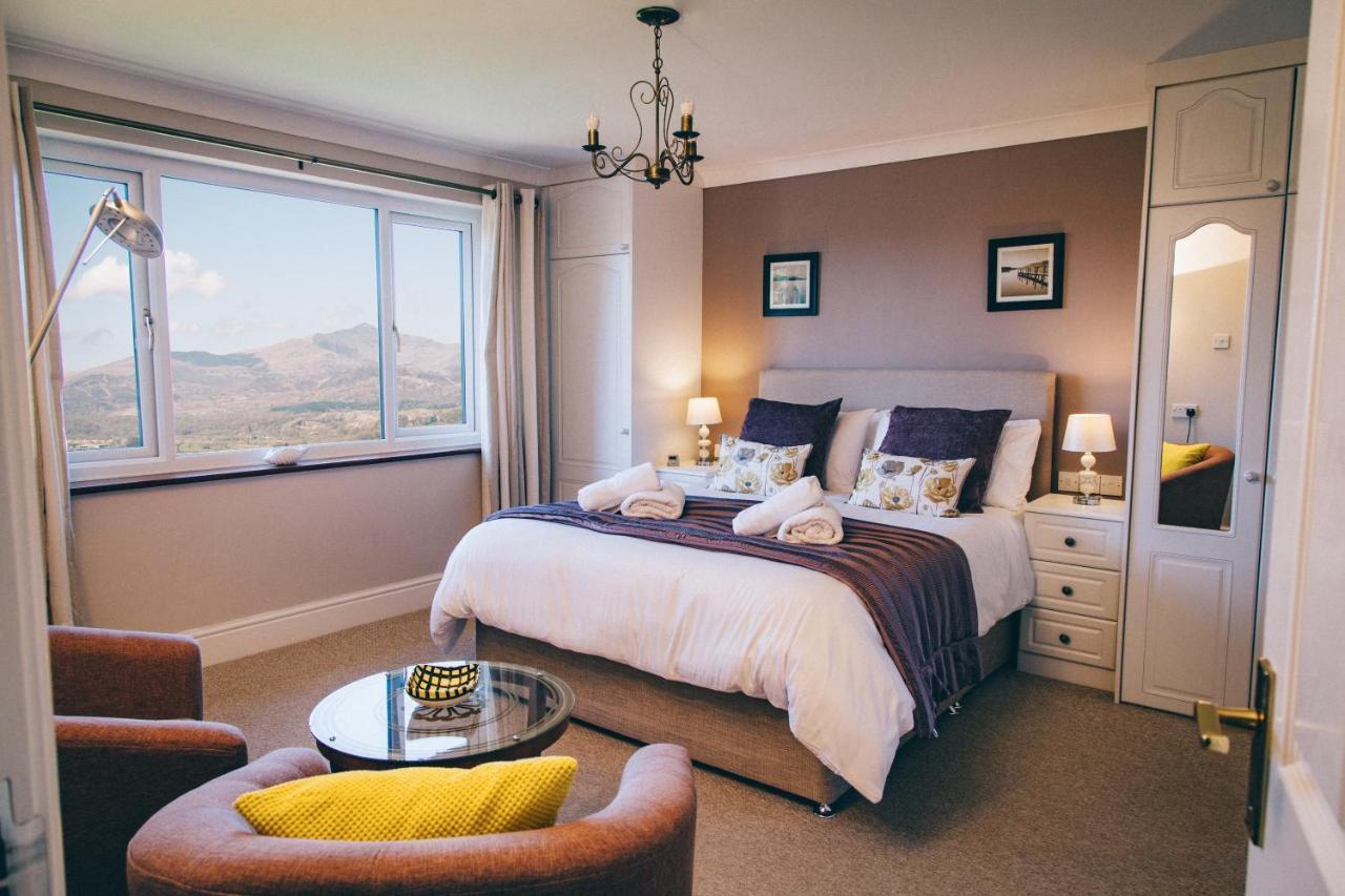 Ferlas Bed And Breakfast Penrhyndeudreath Bagian luar foto