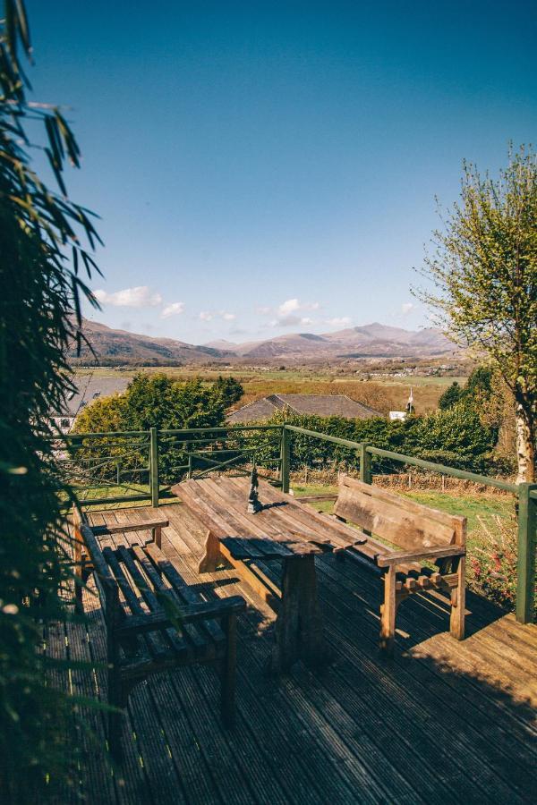 Ferlas Bed And Breakfast Penrhyndeudreath Bagian luar foto