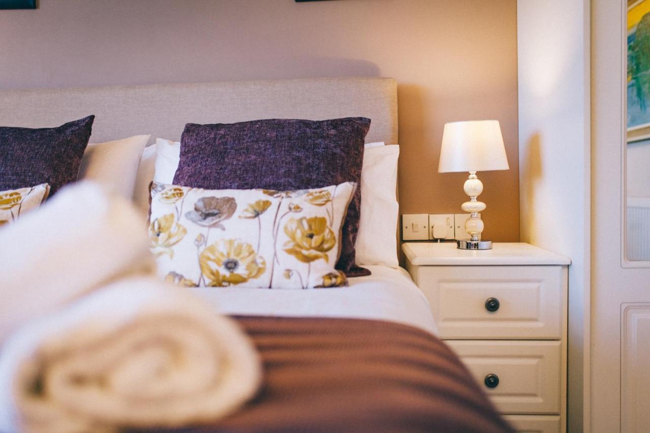 Ferlas Bed And Breakfast Penrhyndeudreath Bagian luar foto