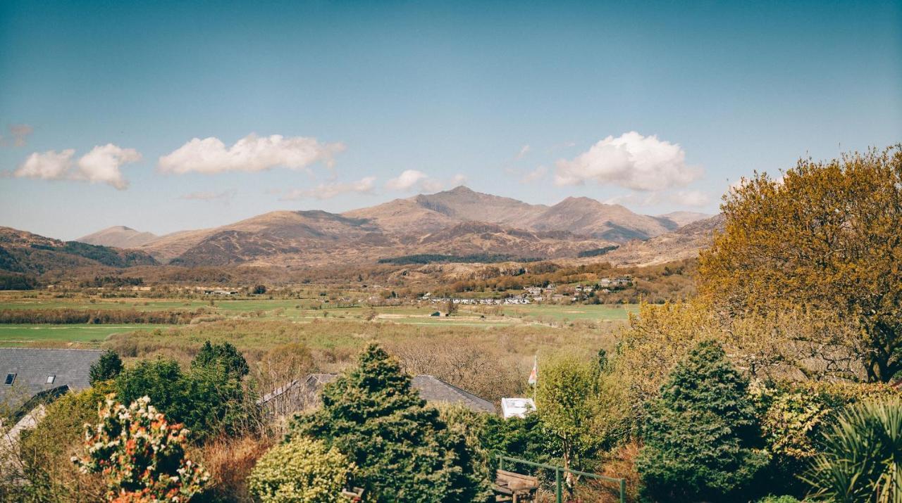 Ferlas Bed And Breakfast Penrhyndeudreath Bagian luar foto