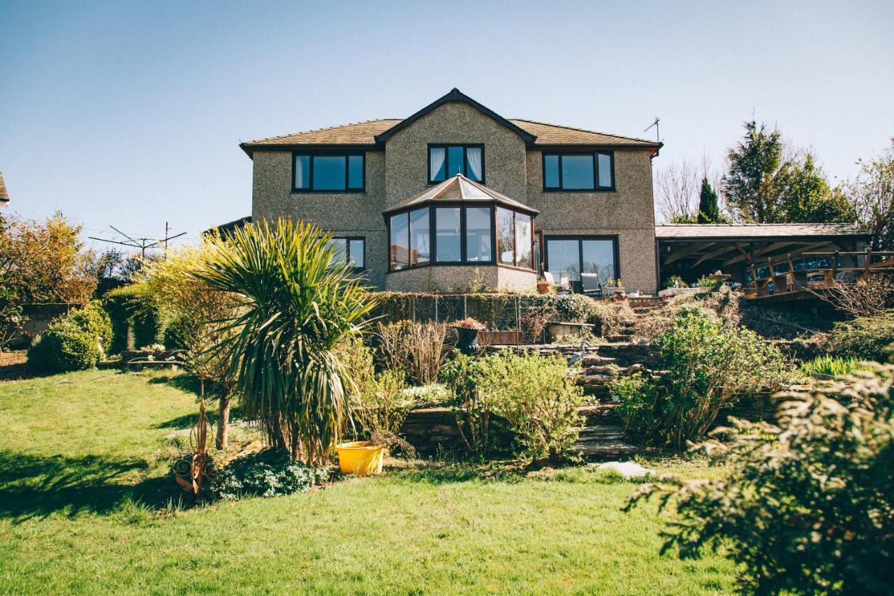 Ferlas Bed And Breakfast Penrhyndeudreath Bagian luar foto