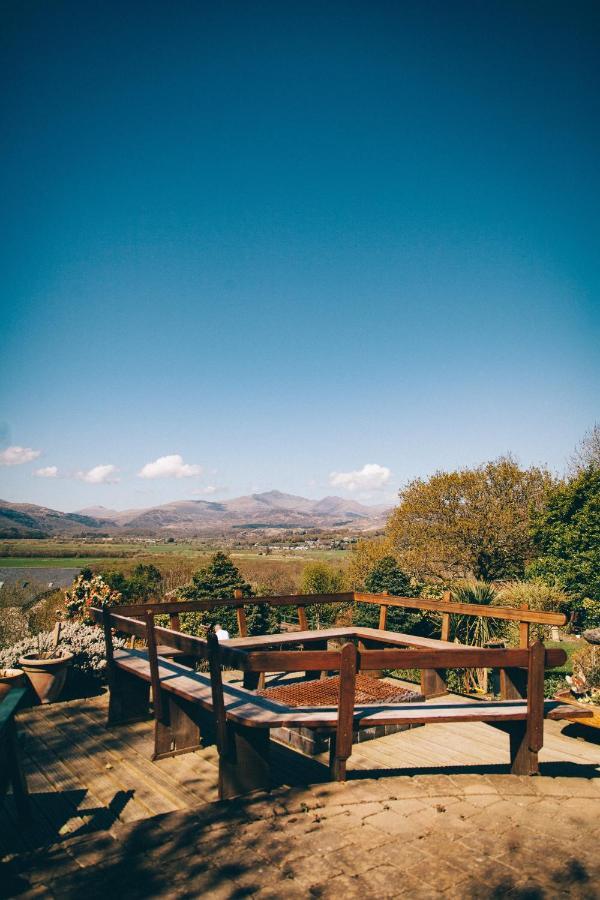 Ferlas Bed And Breakfast Penrhyndeudreath Bagian luar foto