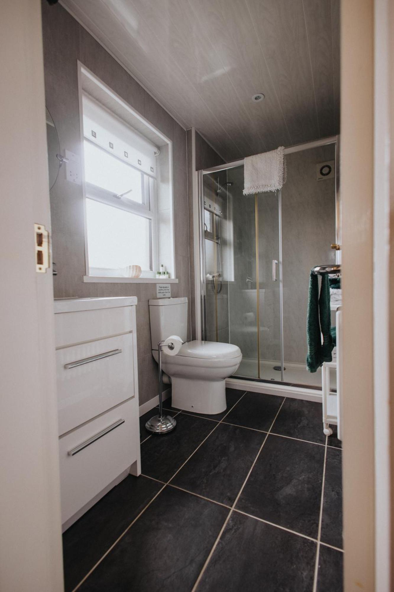 Ferlas Bed And Breakfast Penrhyndeudreath Bagian luar foto
